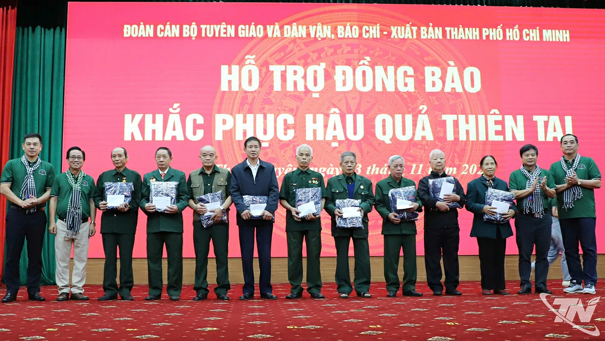 Đoàn công tác đã trao quà cho hộ gia đình chính sách có hoàn cảnh khó khăn trên địa bàn tỉnh.