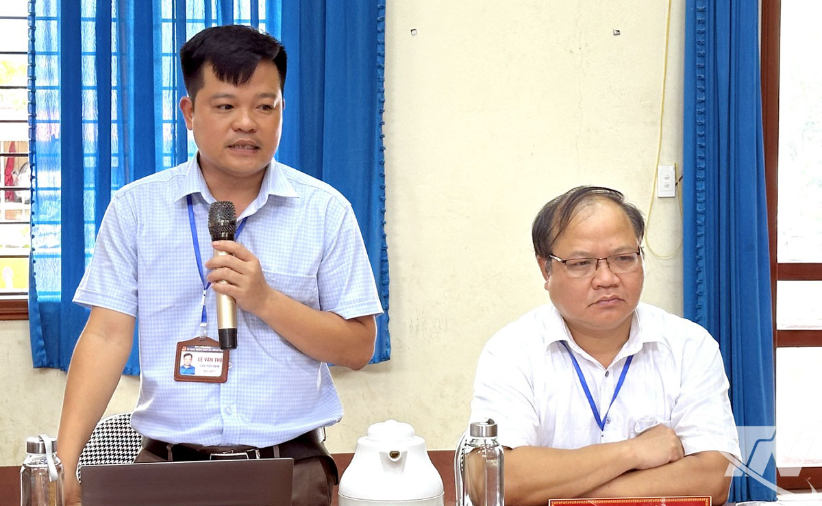 Lãnh đạo xã Sảng Mộc báo cáo kết quả thực hiện giải quyết thủ tục hành chính.