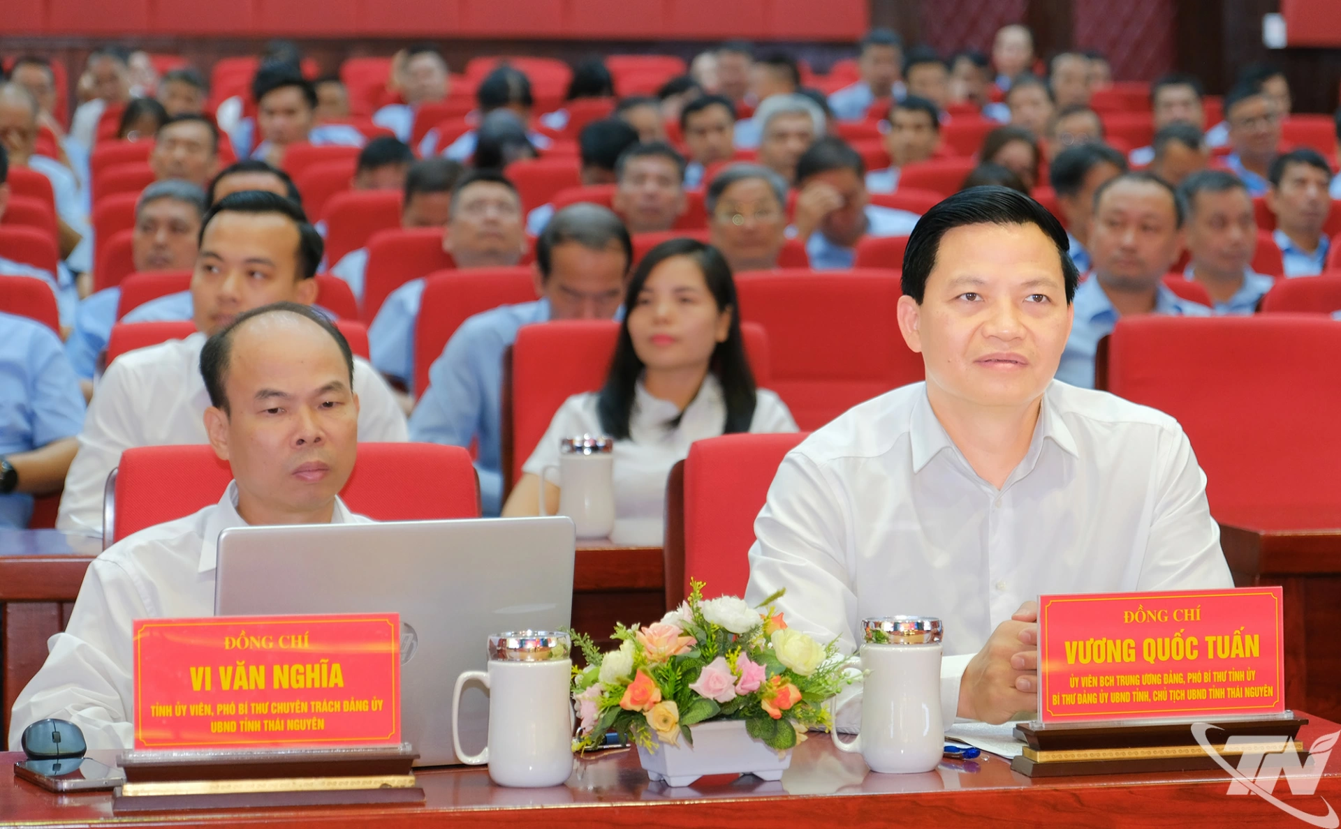 Đồng chí Chủ tịch UBND tỉnh Vương Quốc Tuấn và các đại biểu dự Hội nghị.
