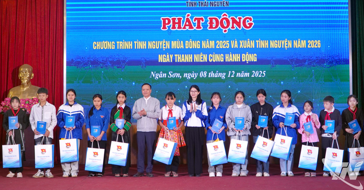 Trao tặng quà cho học sinh có hoàn cảnh khó khăn.