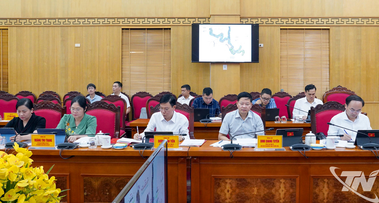 Các đồng chí ủy viên Ban Thường vụ Tỉnh ủy tham dự Hội nghị.