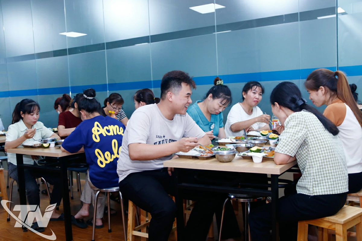 Công nhân trong các khu công nghiệp được quan tâm, chăm lo đời sống và bảo đảm quyền lợi chính đáng.