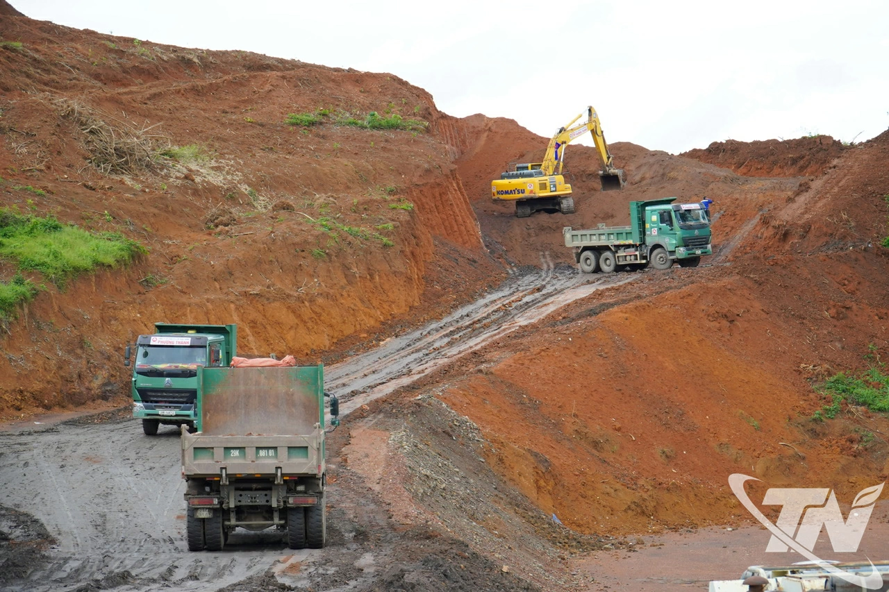 Các đơn vị thi công đang tập trung nhân lực, vật lực đẩy nhanh tiến độ Dự án