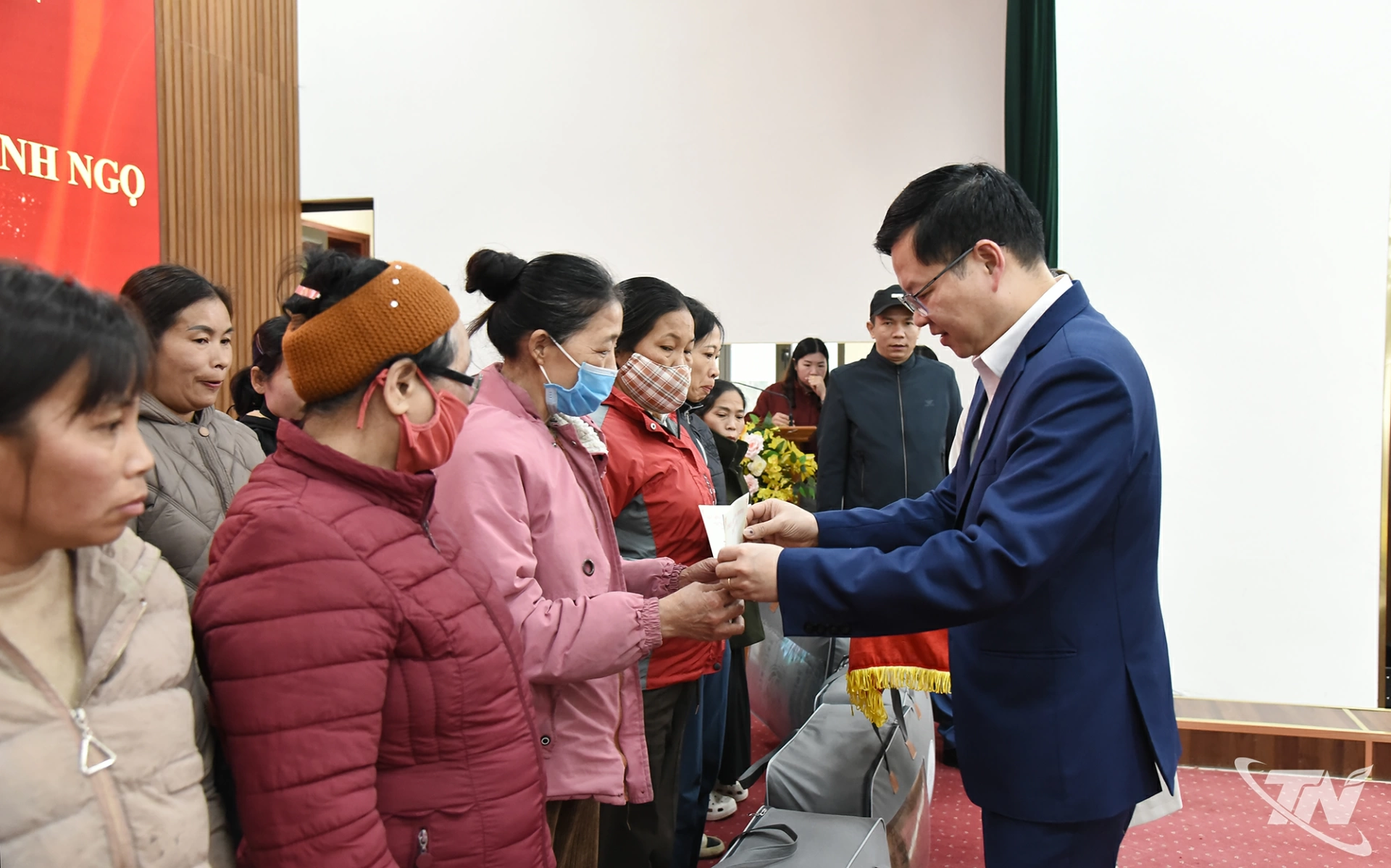 Tại chương tr&igrave;nh, Ban Thường trực Ủy ban MTTQ tỉnh đ&atilde; trao 100 suất qu&agrave;, mỗi suất trị gi&aacute; 1.000.000 đồng.