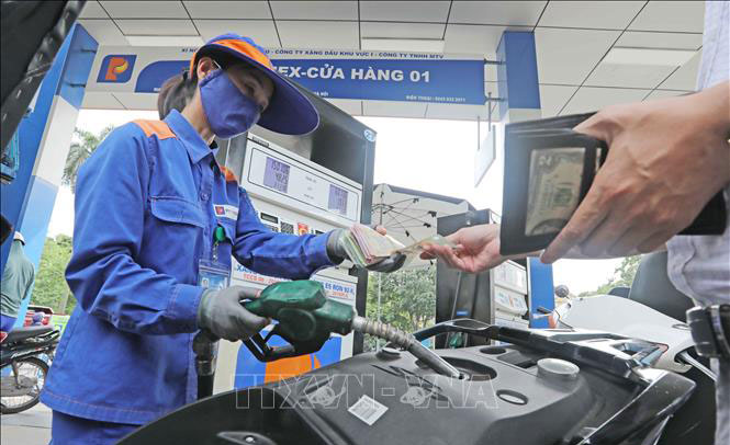 Giá xăng dầu được điều chỉnh từ 15 giờ ngày 13/8. Ảnh: TTXVN