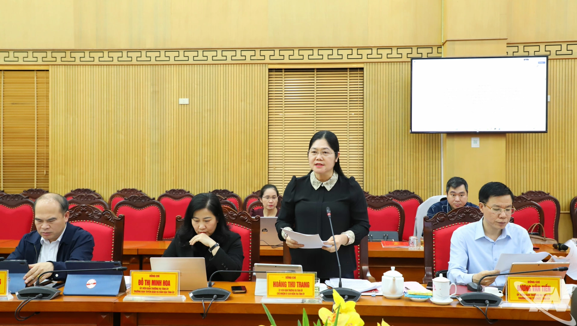 Đồng chí Hoàng Thu Trang, Ủy viên Ban Thường vụ, Chủ nhiệm Ủy ban Kiểm tra Tỉnh ủy trình bày dự thảo Báo cáo kết quả tự giám sát việc lãnh đạo, chỉ đạo, tổ chức nghiên cứu, học tập, quán triệt, tuyên truyền và triển khai thực hiện Nghị quyết Đại hội XIV của Đảng.