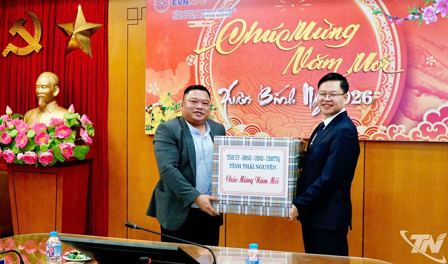 Đồng chí Phó Bí thư Tỉnh ủy - Chủ tịch UBMTTQ tỉnh tặng quà tập thể Công ty Điện lực Thái Nguyên.