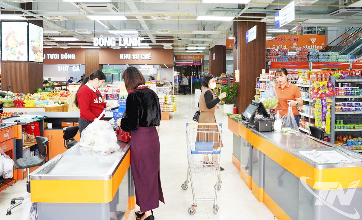 Thời điểm cuối năm 2025, nhu cầu tiêu dùng của người dân trên địa bàn tỉnh tăng cao, kéo theo sự sôi động của thị trường hàng hóa, dịch vụ. Trong ảnh: Người dân mua sắm hàng hóa tại Siêu thị Minh Cầu (phường Phan Đình Phùng)