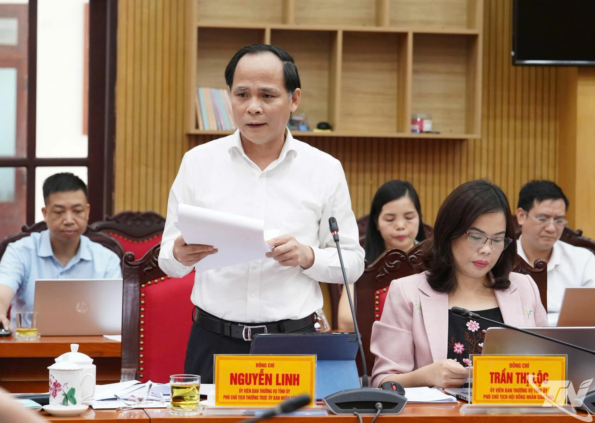 Đồng chí Phó Chủ tịch UBND tỉnh Nguyễn Linh trình bày Tờ trình về việc đề nghị cho chủ trương thực hiện sắp xếp tổ chức bộ máy các chi cục, đơn vị sự nghiệp thuộc các cơ quan chuyên môn, tổ chức hành chính khác thuộc UBND tỉnh.