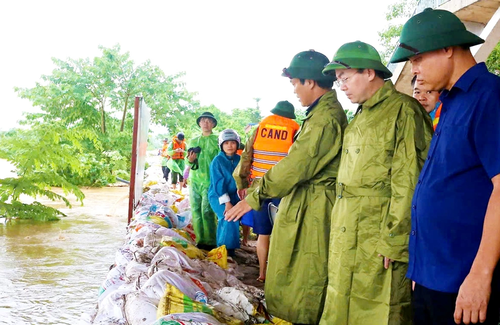 Đồng chí Chủ tịch HĐND tỉnh Nguyễn Đăng Bình cùng lãnh đạo các sở, ngành, địa phương kiểm tra thực tế tại tuyến đê sông Cầu, khu vực chân cầu Bến Tượng (phường Phan Đình Phùng).