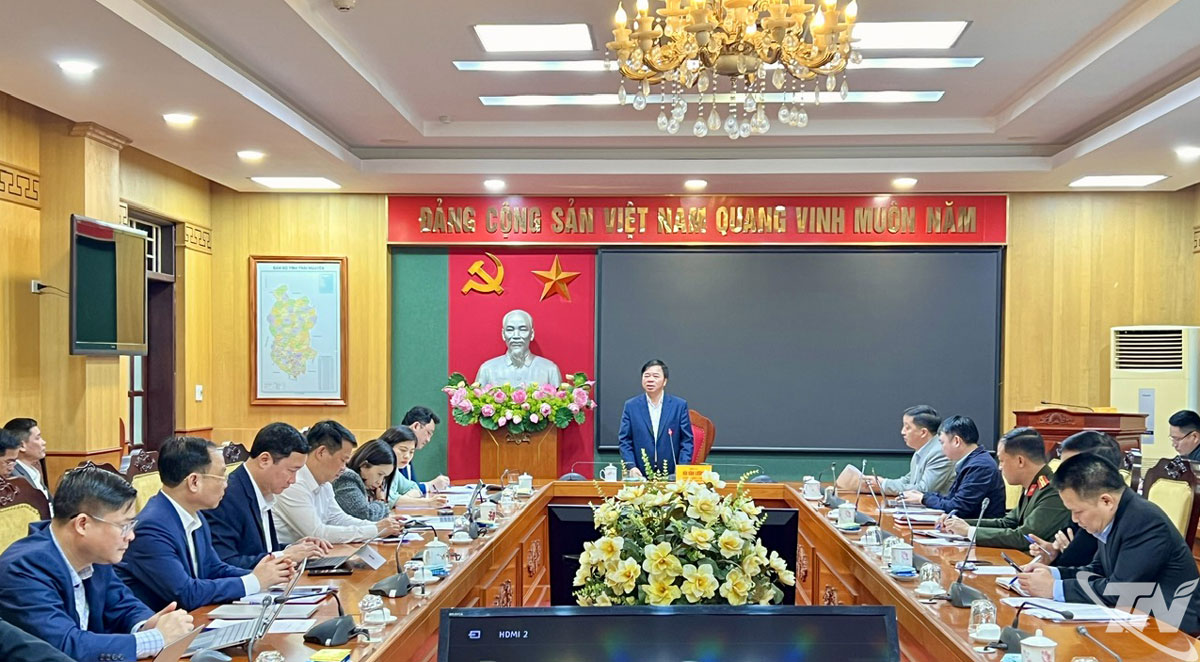 Đồng ch&iacute; Ph&oacute; Chủ tịch Thường trực UBND tỉnh B&ugrave;i Văn Lương chủ tr&igrave; cuộc họp