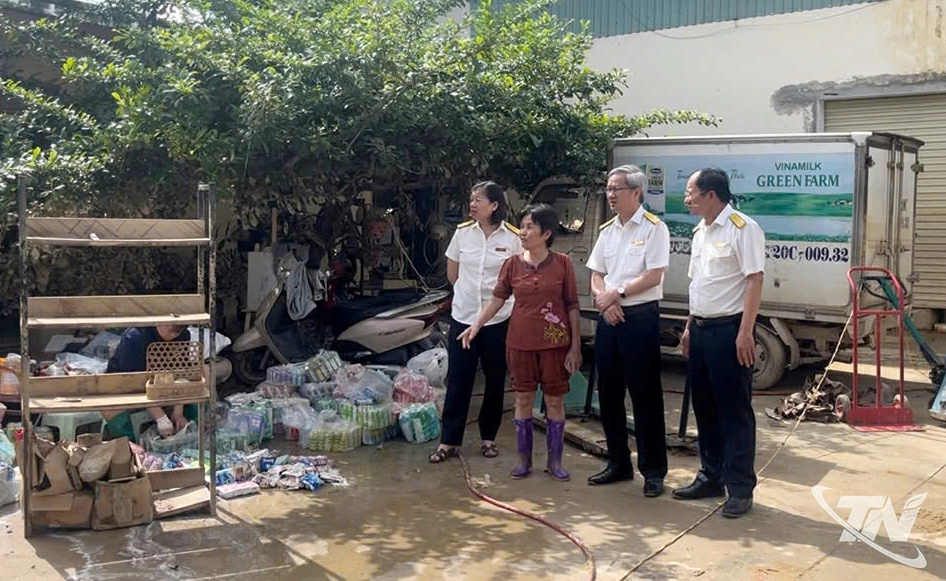 Đồng chí Đỗ Trọng Nghĩa, Trưởng Thuế tỉnh cùng đại diện lãnh đạo phòng, Thuế cơ sở thăm, động viên một số doanh nghiệp bị ảnh hưởng bởi thiên tai.