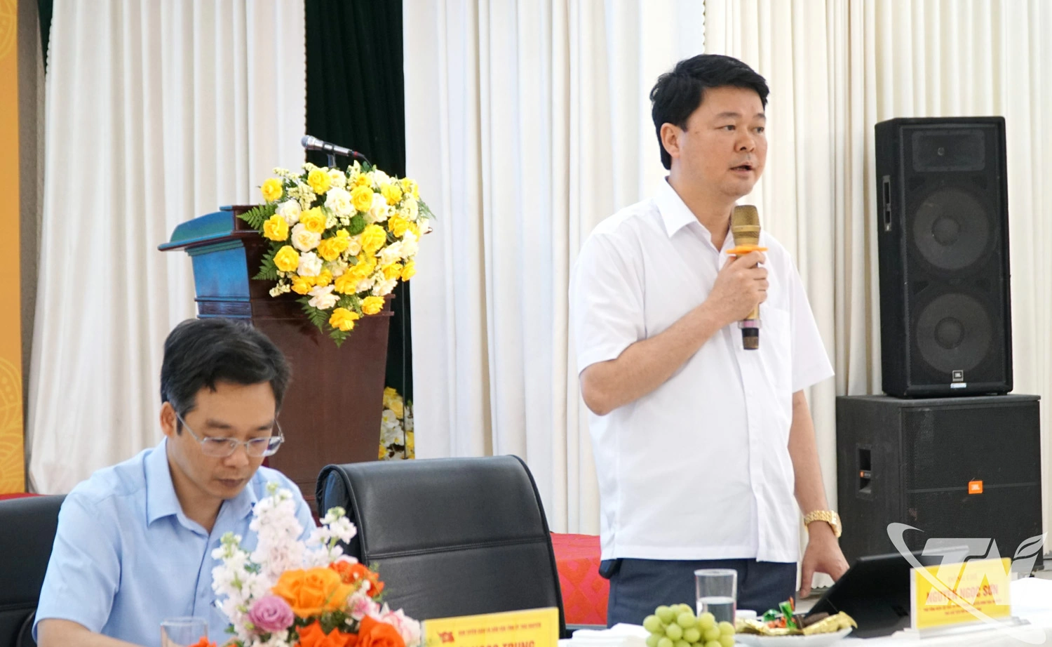 Đồng chí Nguyễn Ngọc Sơn, Phó Tổng Biên tập Báo và Phát thanh, truyền hình tỉnh kiêm Phó Chủ tịch Hội Nhà báo tỉnh chủ trì thảo luận hội nghị.