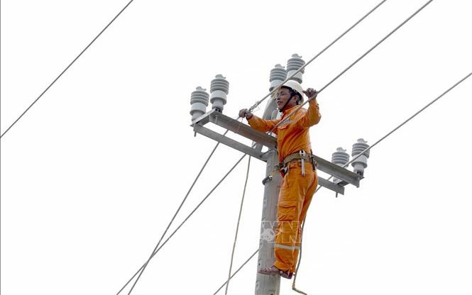 Điện lực Quảng Trị sẵn sàng huy động nhân lực, phương tiện xử lý nhanh các sự cố phát sinh. Ảnh minh họa: Thanh Thủy/TTXVN