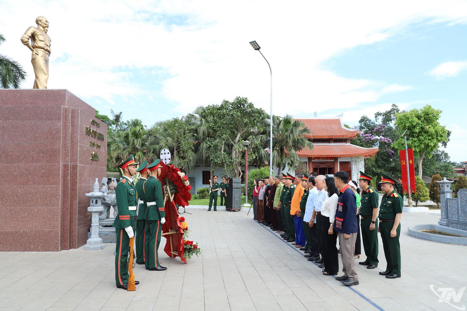 Đoàn dâng hương tại Tượng đài Chủ tịch Hồ Chí Minh, Bảo tàng lực lượng vũ trang Việt Bắc.