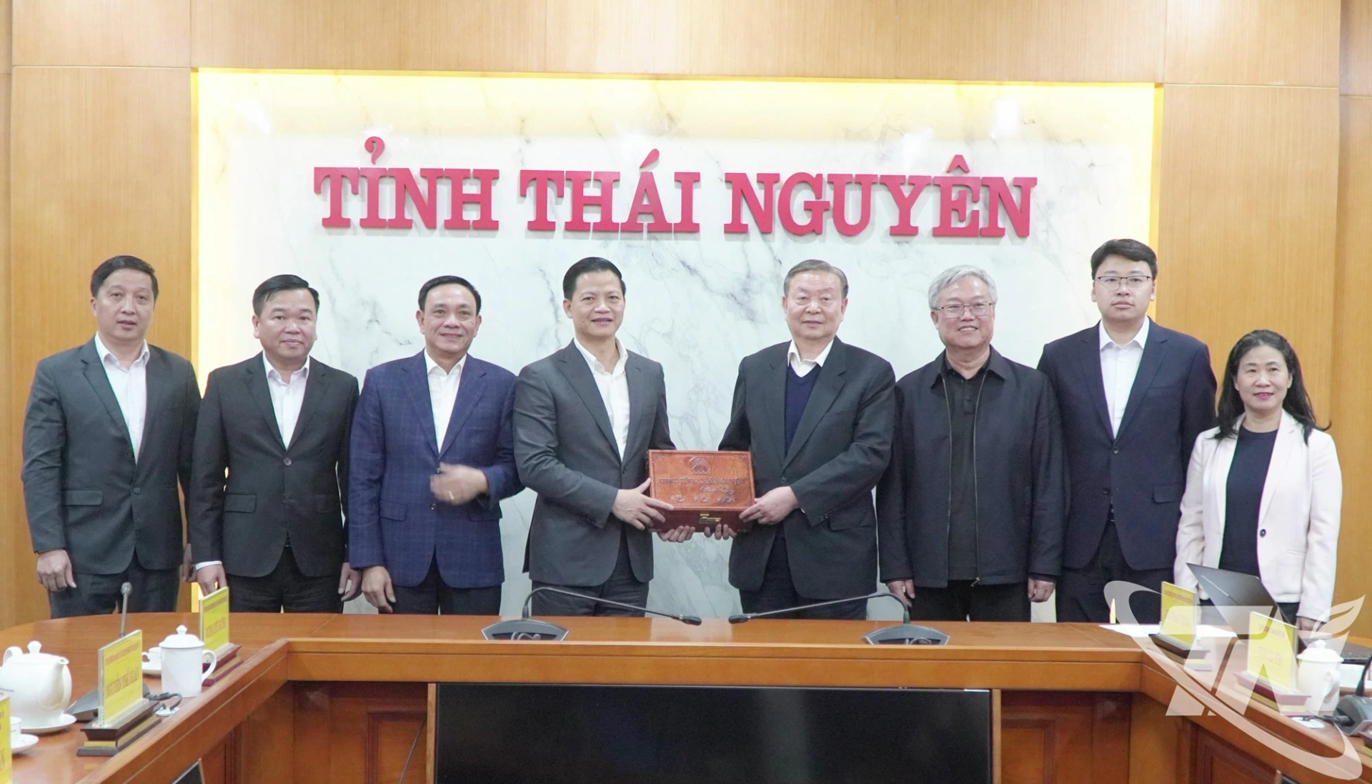 Chủ tịch UBND tỉnh Th&aacute;i Nguy&ecirc;n Vương Quốc Tuấn tặng qu&agrave; Đo&agrave;n Hiệp hội v&agrave; doanh nghiệp Trung Quốc.