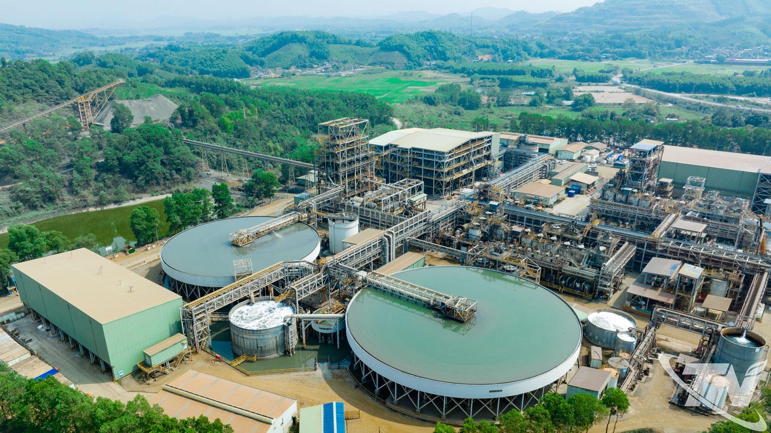 Nh&agrave; m&aacute;y chế biến kho&aacute;ng sản N&uacute;i Ph&aacute;o l&agrave; một trong những đơn vị ti&ecirc;u biểu đẩy mạnh chế biến s&acirc;u kho&aacute;ng sản tr&ecirc;n địa b&agrave;n tỉnh. Ảnh T.L