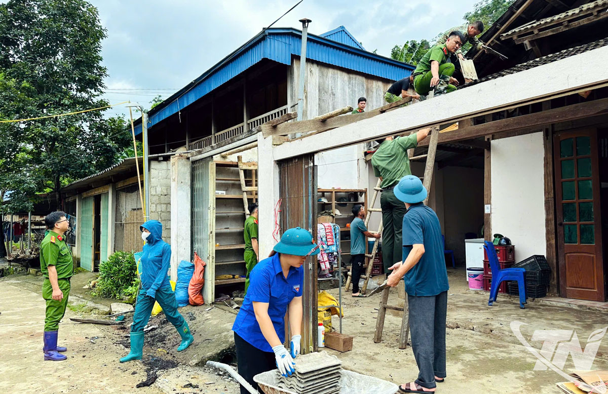 Nhân dân và lực lượng vũ trang xã Quảng Bạch hỗ trợ ngày công để xóa nhà tạm cho người dân trên địa bàn