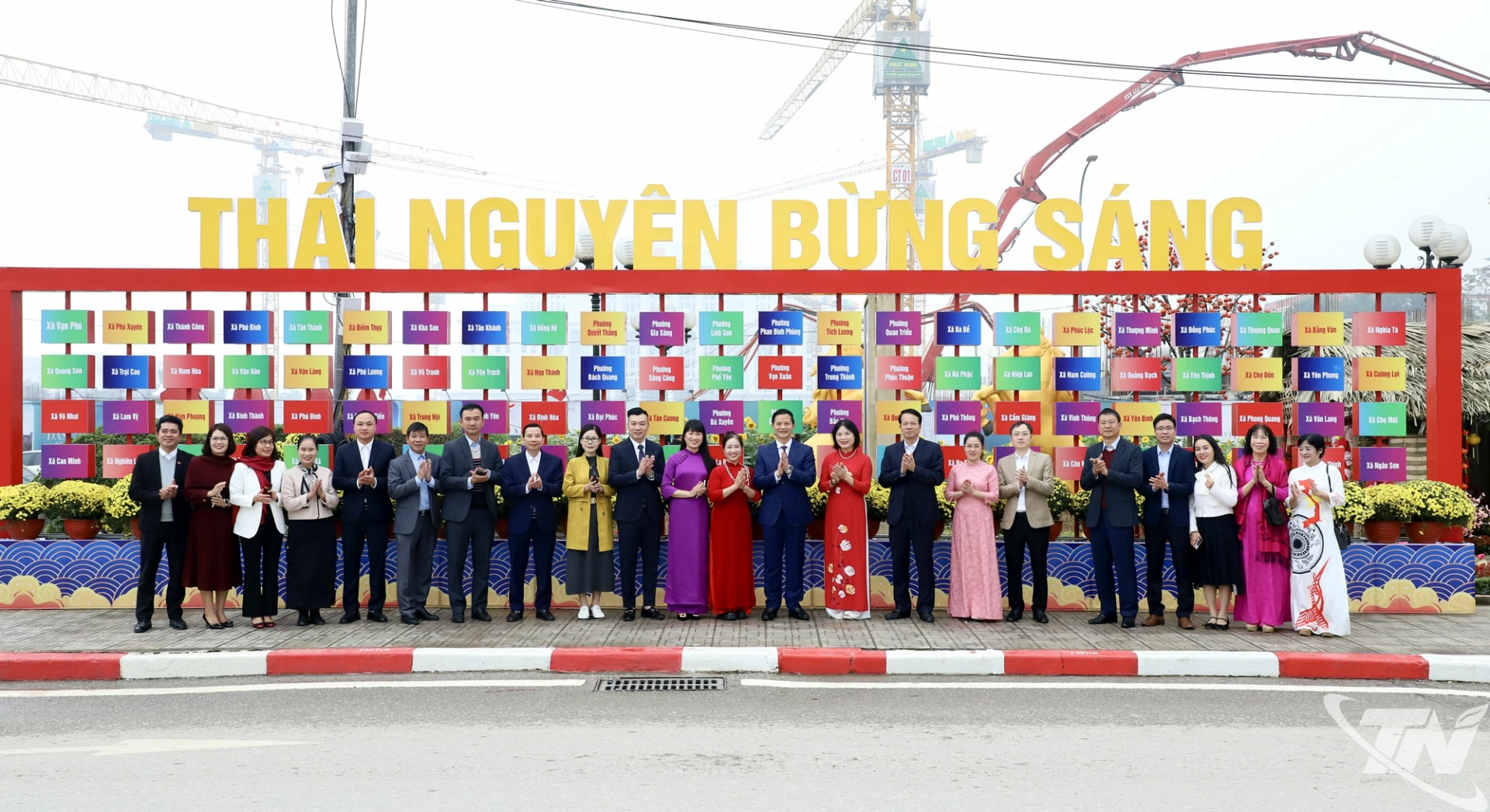 Đồng chí Chủ tịch UBND tỉnh Vương Quốc Tuấn và các đại biểu tham quan Tuyến đường hoa.