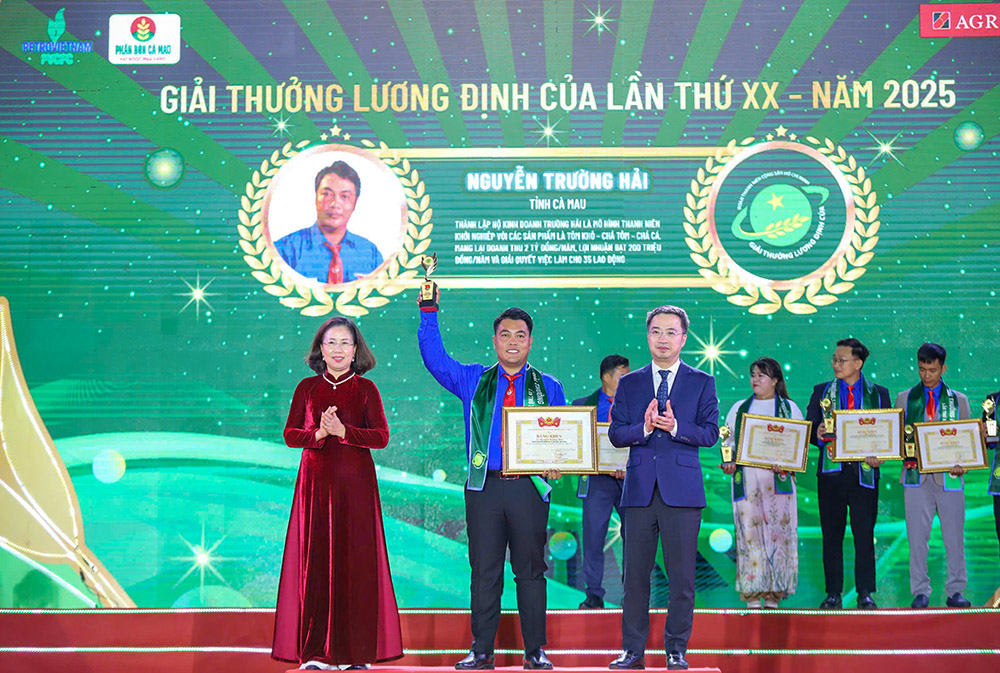 Anh Nguyễn Trường Hải nhận Giải thưởng Lương &ETH;ịnh Của lần thứ XX. (Ảnh nh&acirc;n vật cung cấp)