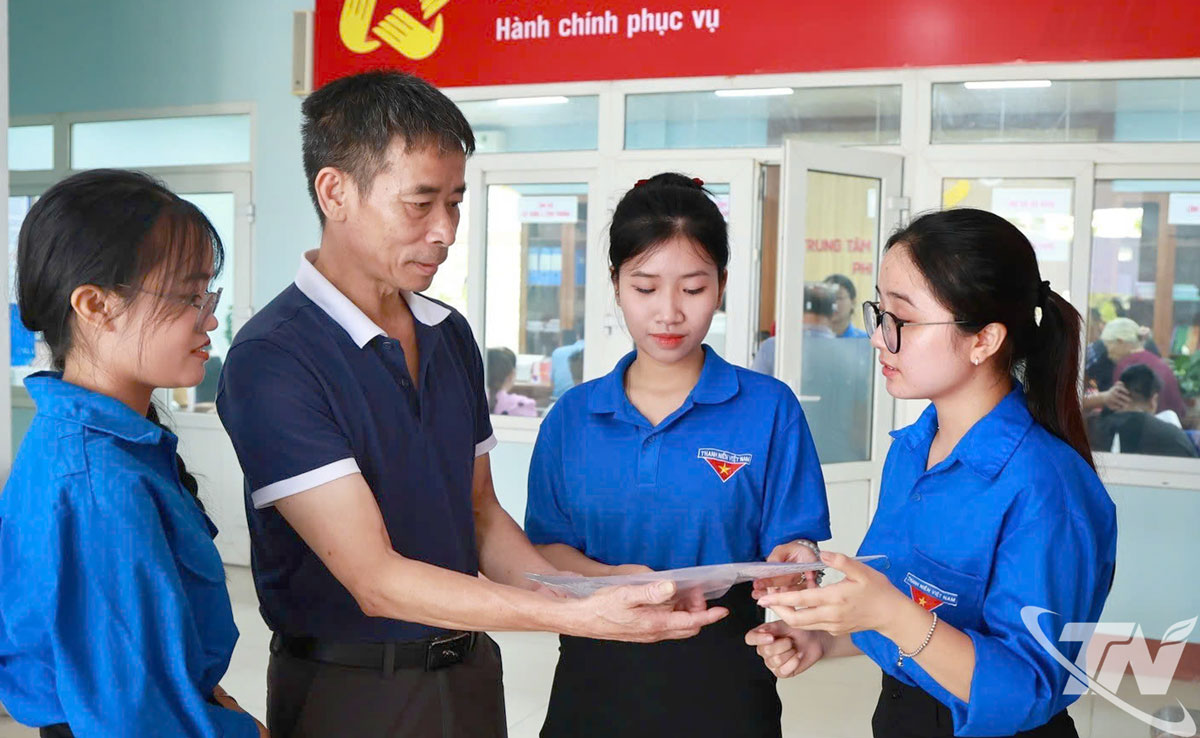 Đoàn viên, thanh niên tham gia tuyên truyền nâng cao nhận thức về chuyển đổi số và hướng dẫn sử dụng dịch vụ thanh toán điện tử cho người dân
