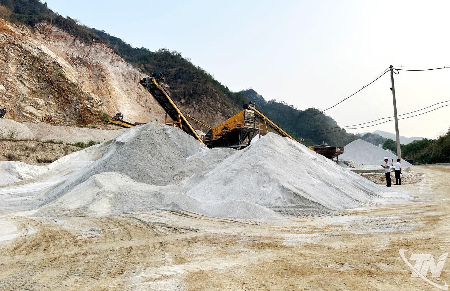 Hoạt động khai thác, chế biến khoáng sản tại một số xã, phường khu vực phía Bắc của tỉnh đóng góp nguồn thu ngân sách đáng kể cho địa phương. Trong ảnh: Mỏ khai thác đá của Công ty CP Hồng Hà tại phường Bắc Kạn.
