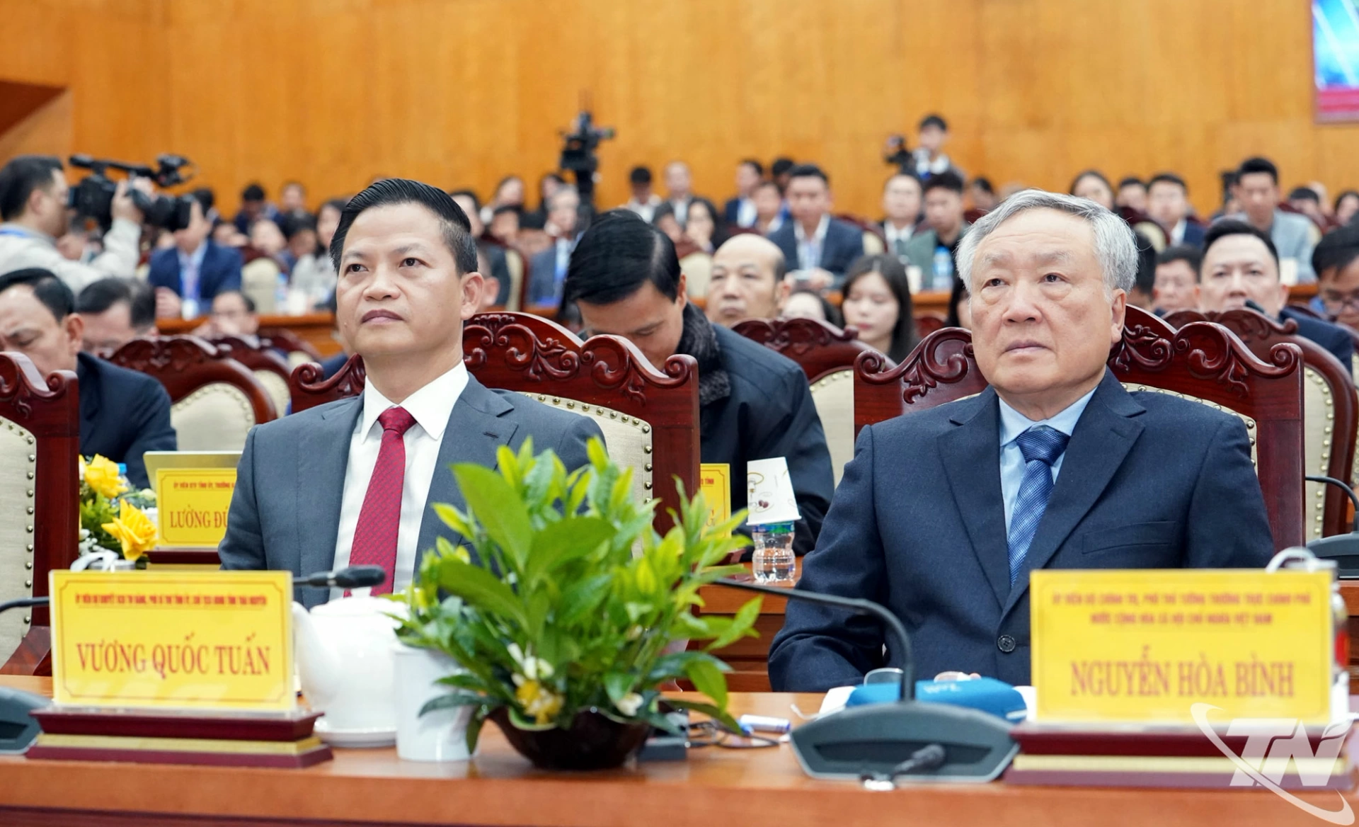 Ph&oacute; Thủ tướng Thường trực Ch&iacute;nh phủ Nguyễn H&ograve;a B&igrave;nh v&agrave; đồng ch&iacute; Chủ tịch UBND tỉnh Vương Quốc Tuấn dự Hội nghị.