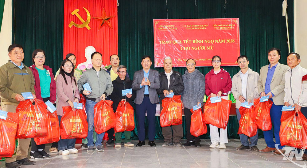 trao qu&agrave; Tết cho hội vi&ecirc;n&nbsp;Hội Người m&ugrave; tỉnh Th&aacute;i Nguy&ecirc;n