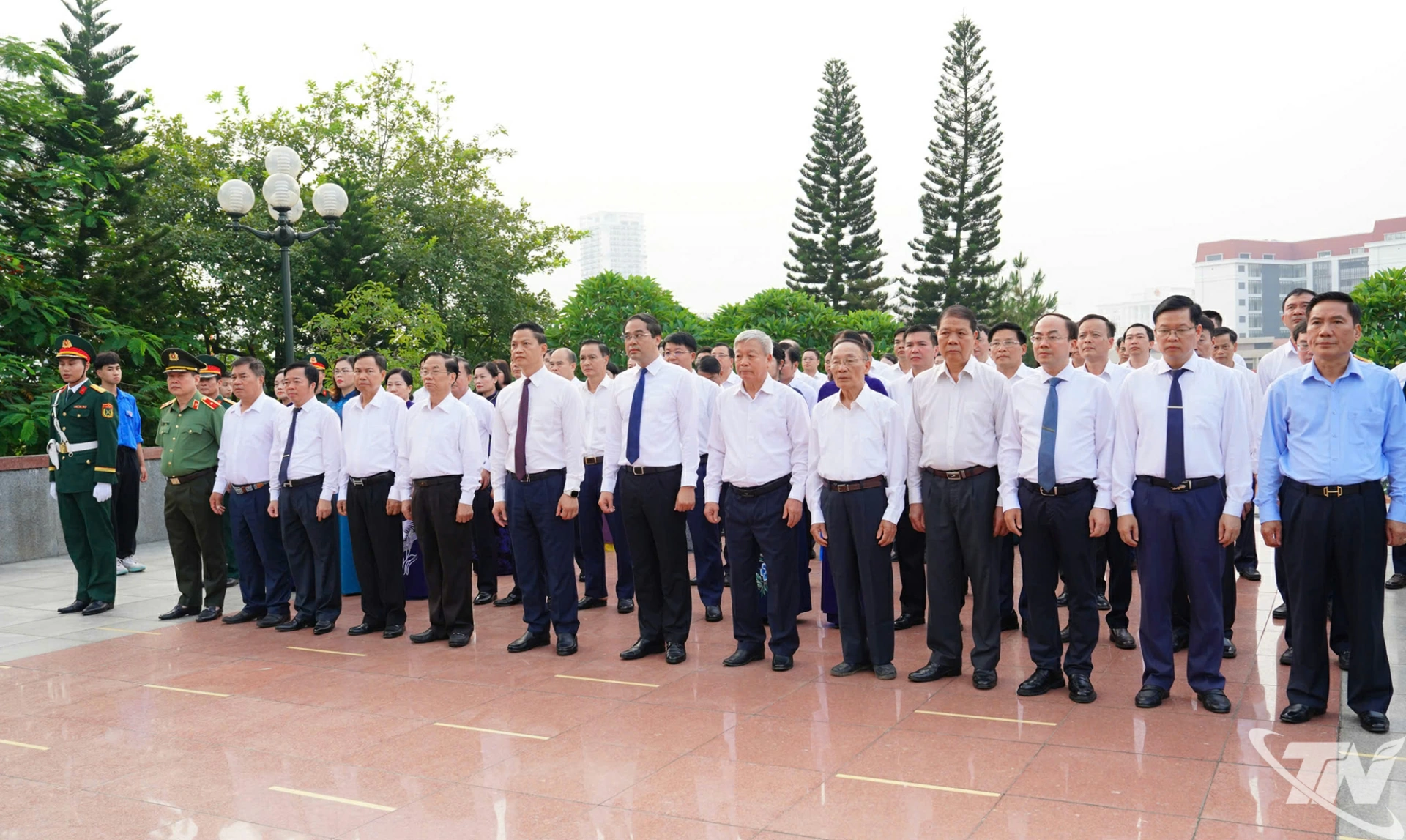 Các đồng chí lãnh đạo tỉnh Thái Nguyên dâng hương tại Đài tưởng niệm các Anh hùng liệt sĩ tỉnh.