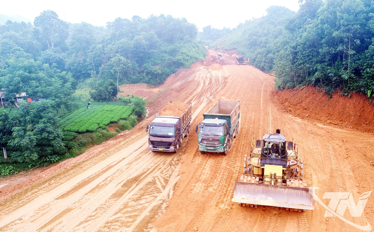 Sau khi hoàn thành giải phóng mặt bằng, Dự án đường Hồ Chí Minh đoạn Chợ Chu - ngã ba Trung Sơn (giai đoạn 2) qua địa bàn tỉnh Thái Nguyên đang được các nhà thầu tập trung nhân lực, máy móc thiết bị đẩy nhanh tiến độ thi công.
