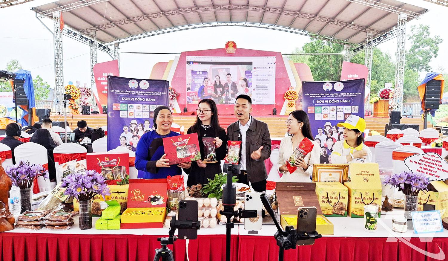 Trong bối cảnh chuyển đổi số mạnh mẽ, nông dân Thái Nguyên đang từng bước tiếp cận, nắm bắt và tiêu thụ nông sản trên môi trường mạng. Trong ảnh: Phiên livestream tiêu thụ gà đồi Tân Khánh và các sản phẩm OCOP của tỉnh thu hút hàng nghìn lượt người xem, đặt mua hàng.