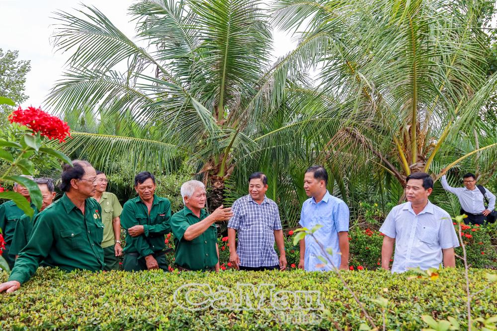 Hội viên cựu chiến binh ấp Tràm Một phát huy tinh thần gương mẫu, chung tay xây dựng nông thôn mới, làm đẹp diện mạo quê hương.