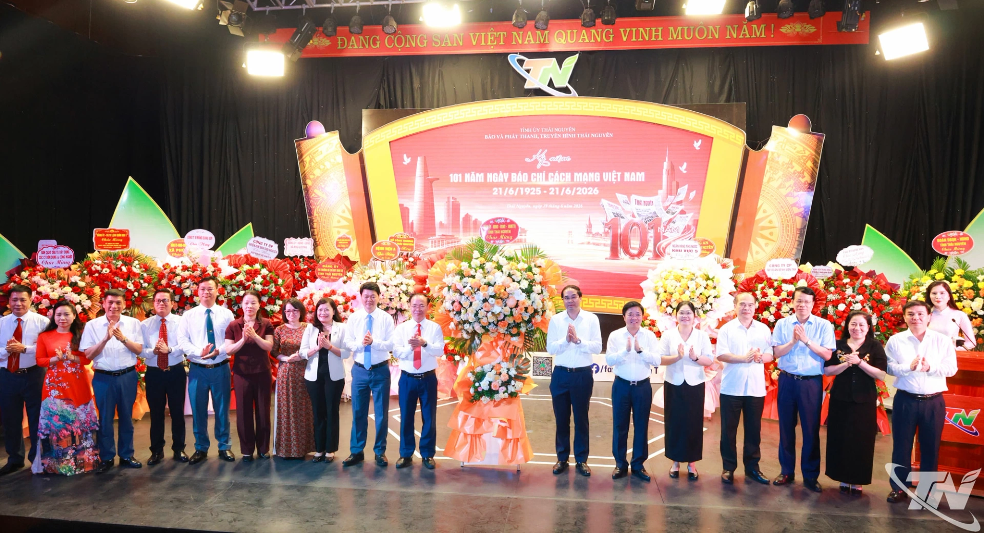 Các đồng chí lãnh đạo tỉnh chúc mừng Báo và Phát thanh, Truyền hình Thái Nguyên.