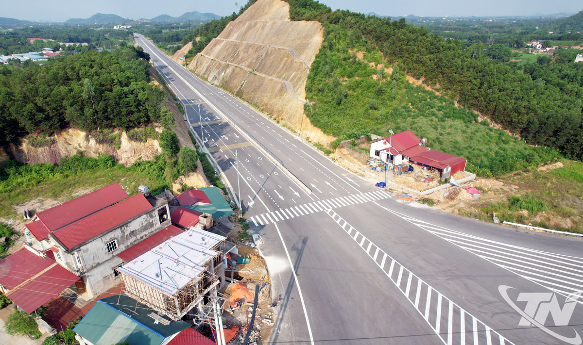 Dự án Tuyến đường liên kết, kết nối các tỉnh Thái Nguyên - Bắc Ninh - Phú Thọ (giai đoạn 1) đã cơ bản hoàn thành, phấn đấu giải ngân 100% nguồn vốn trong năm nay. Trong ảnh: Tuyến đường đi qua địa bàn phường Phúc Thuận.
