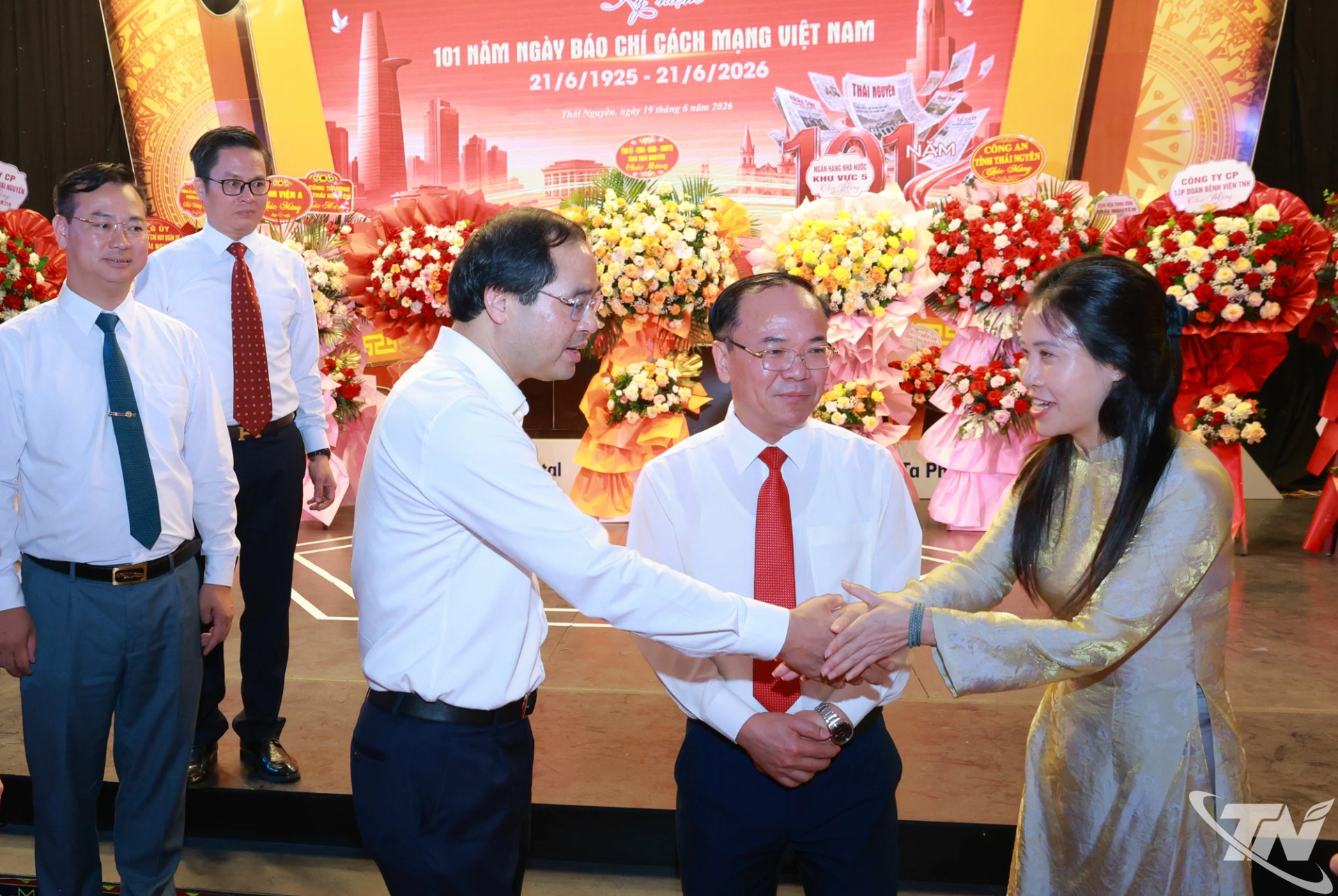 Đồng chí Bí thư Tỉnh ủy chúc mừng, động viên cán bộ, phóng viên Báo và Phát thanh, Truyền hình Thái Nguyên.