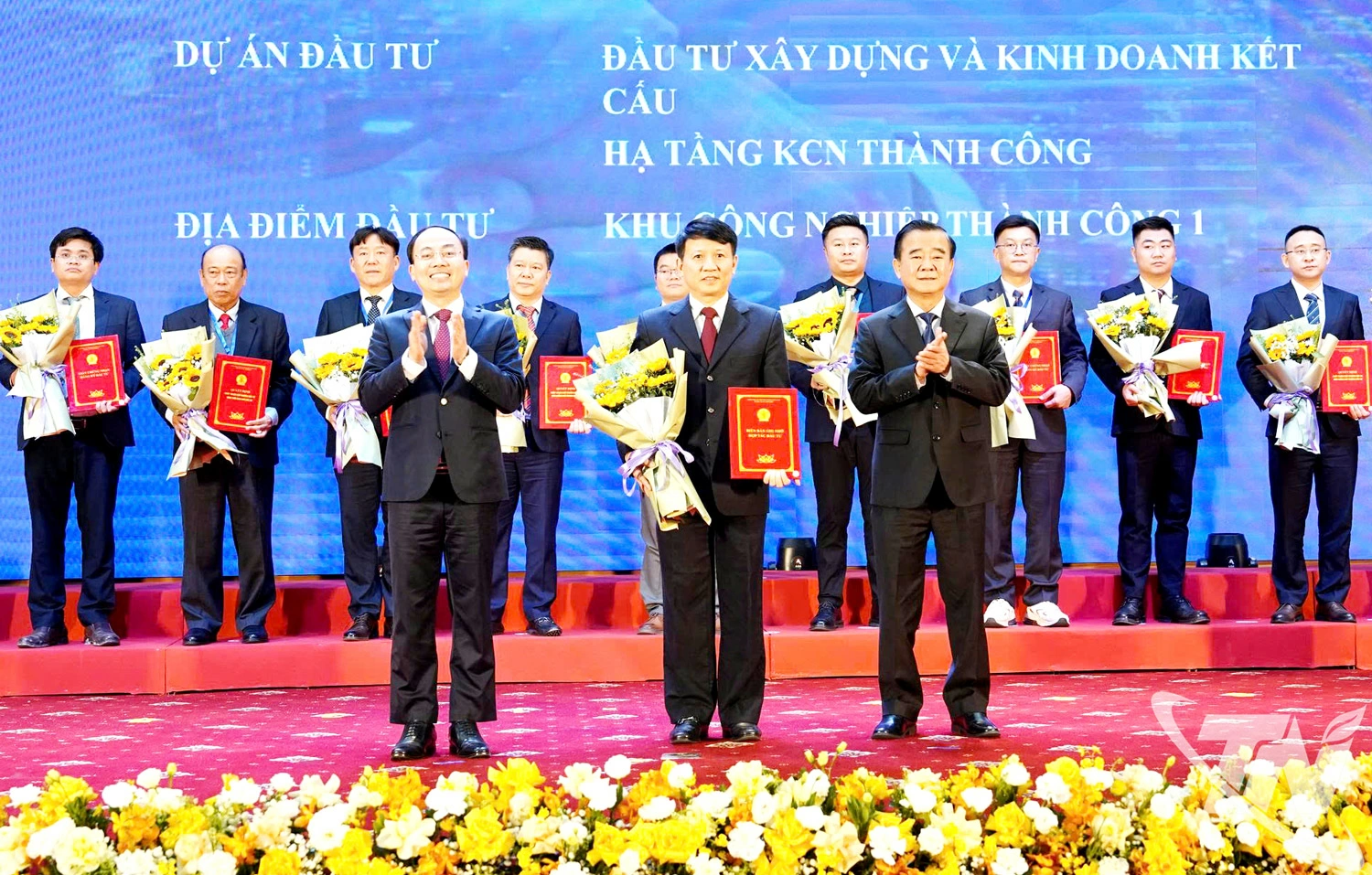 Các đồng chí lãnh đạo tỉnh trao giấy chứng nhận đầu tư cho doanh nghiệp tại Hội nghị xúc tiến đầu tư tỉnh Thái Nguyên được tổ chức đầu năm 2026.