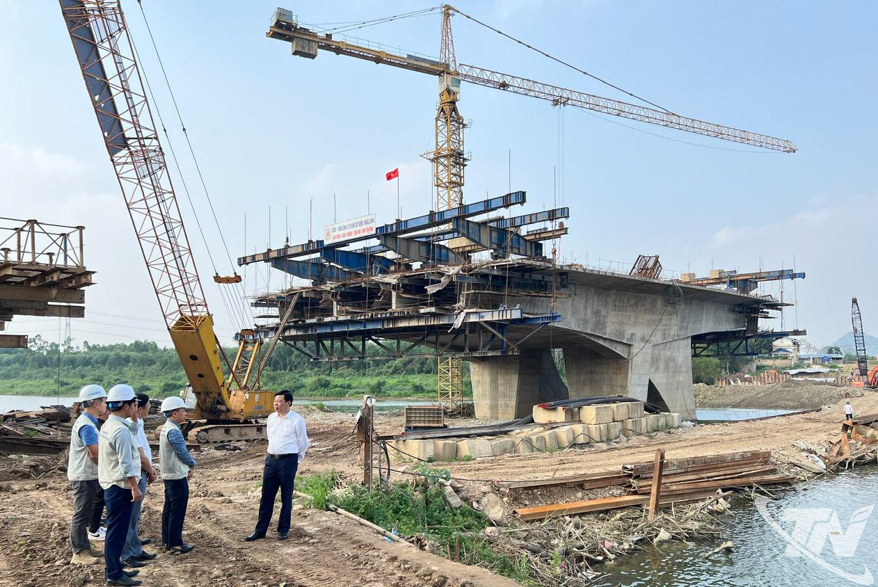 Lãnh đạo Ban Quản lý Dự án đầu tư xây dựng công trình giao thông và nông nghiệp thường xuyên kiểm tra hiện trường, đôn đốc tiến độ thi công cầu Quang Vinh 1.
