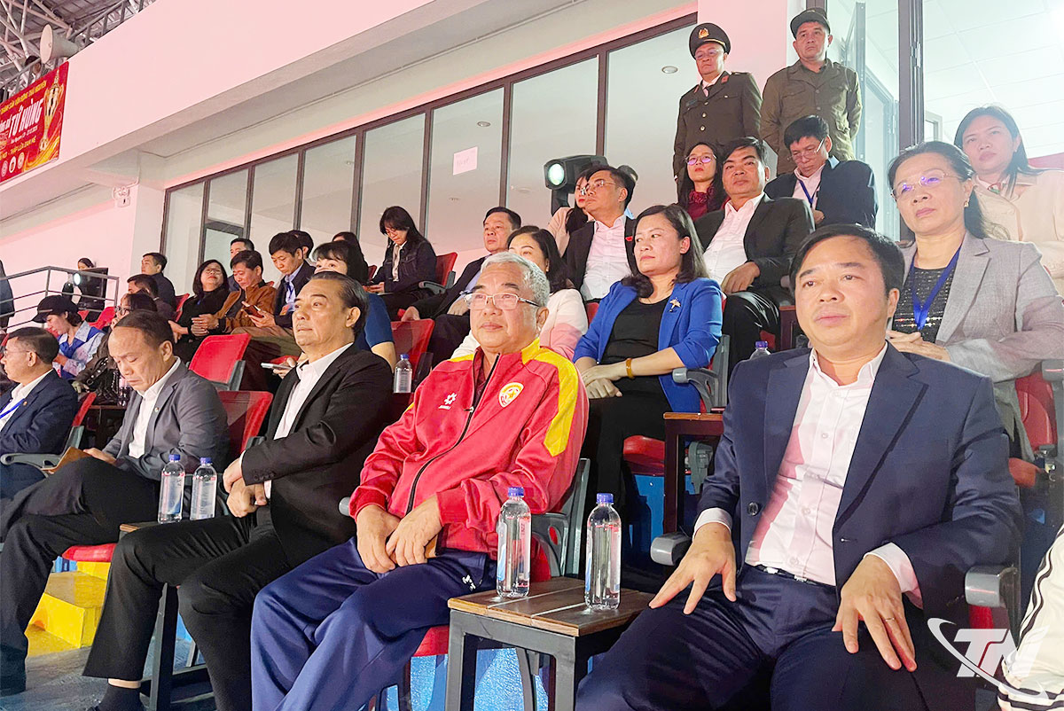 Đồng ch&iacute; Ph&oacute; Chủ tịch Thường trực UBND tỉnh B&ugrave;i Văn Lương v&agrave; c&aacute;c th&agrave;nh vi&ecirc;n Ban Tổ chức dự chương tr&igrave;nh tổng duyệt.