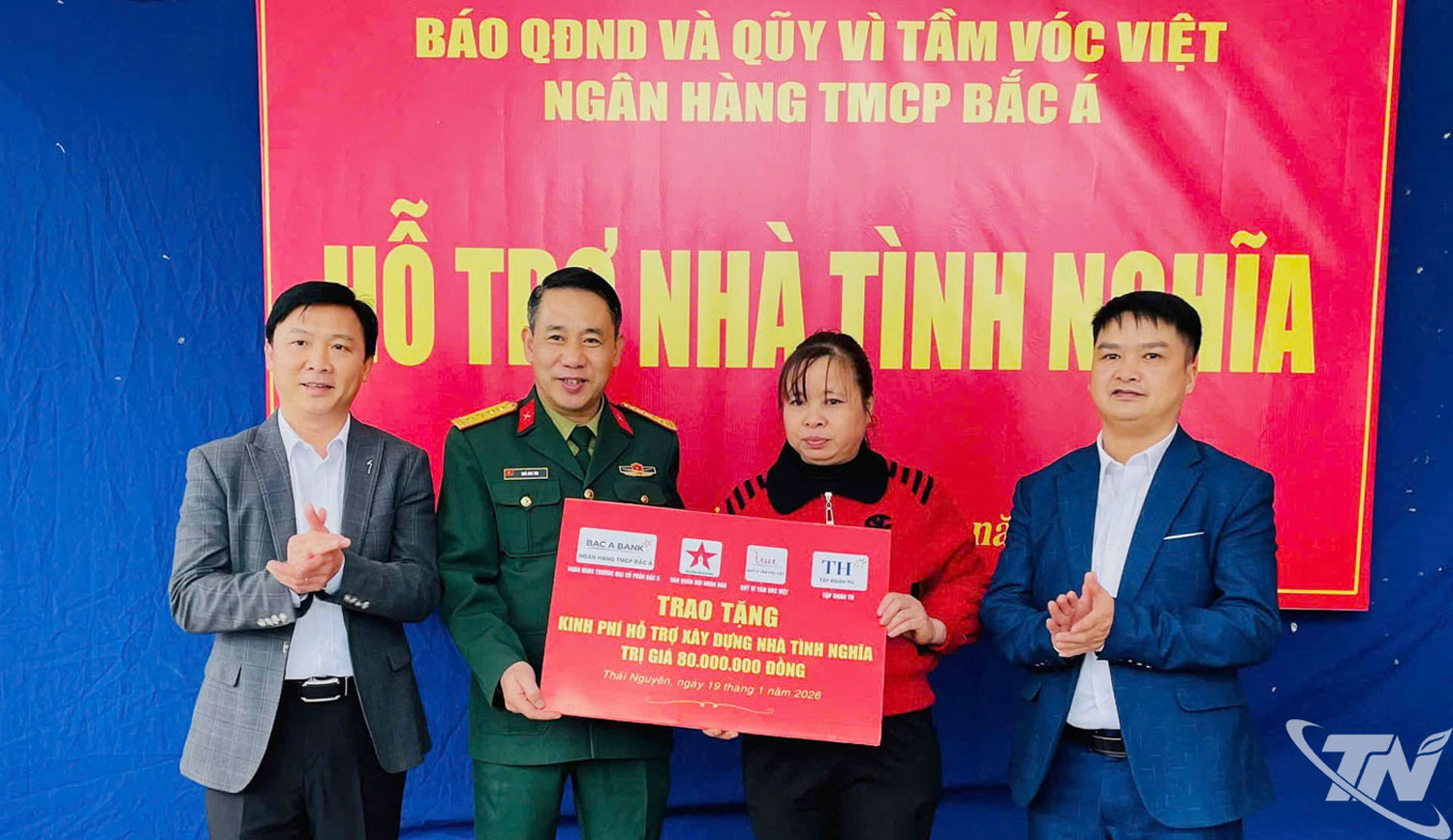 Đại diện Ng&acirc;n h&agrave;ng TMCP Bắc &Aacute;, B&aacute;o Qu&acirc;n đội nh&acirc;n d&acirc;n v&agrave; Quỹ V&igrave; tầm v&oacute;c Việt trao 80 triệu đồng hỗ trợ gia đ&igrave;nh b&agrave; Lương Thị Nga sửa chữa nh&agrave; ở.