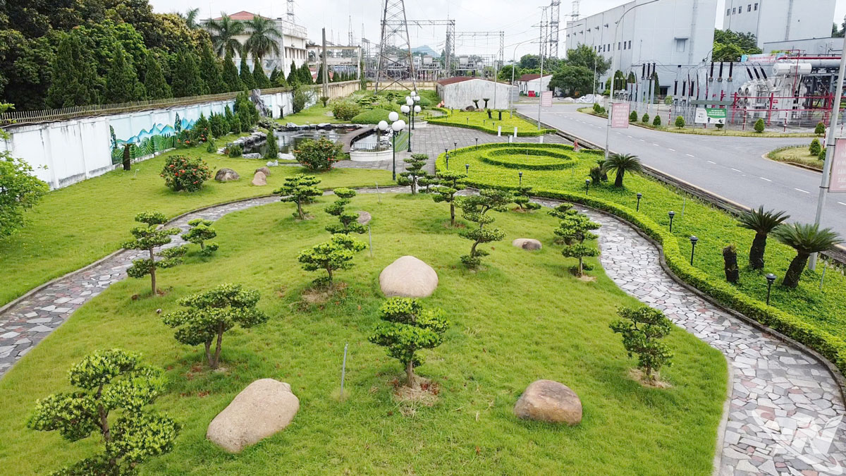 Một góc cây xanh ở Công ty Nhiệt điện Cao Ngạn - TKV. ảnh: Xuân Lộc