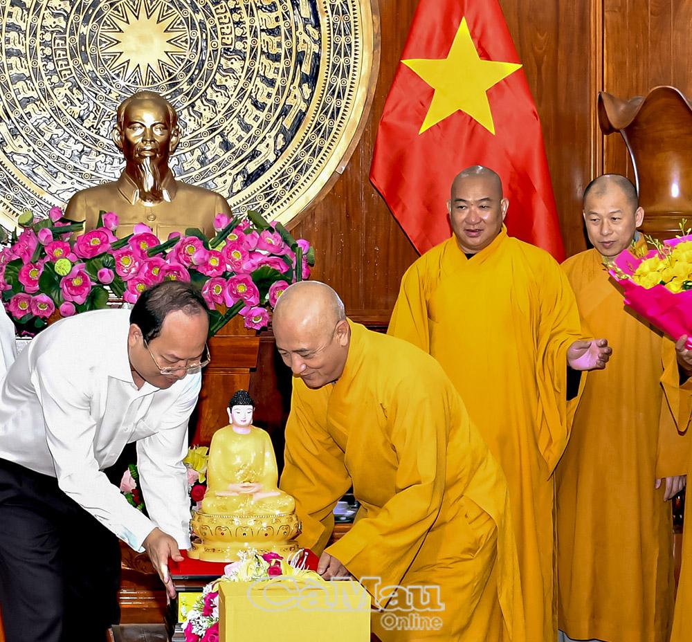 Bí thư Tỉnh uỷ Nguyễn Hồ Hải trân trọng đón nhận tượng Phật từ đoàn Ban Thường trực Hội đồng Trị sự Giáo hội Phật giáo Việt Nam trao tặng.