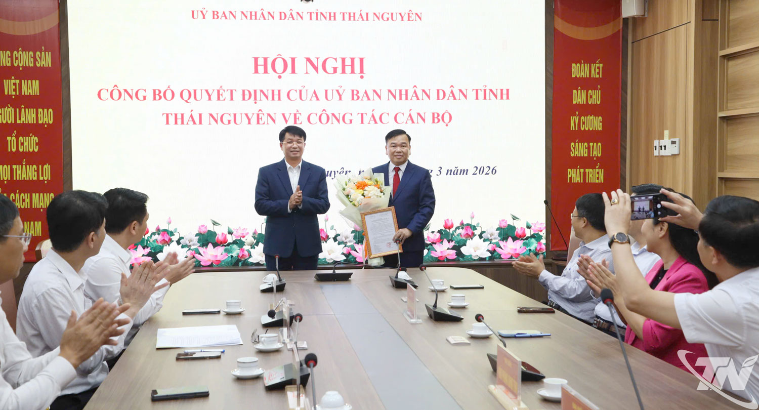 Đồng chí Nông Quang Nhất, Phó Chủ tịch UBNS dân tỉnh trao Quyết định và tặng hoa chúc mừng đồng chí Dương Hữu Bường.