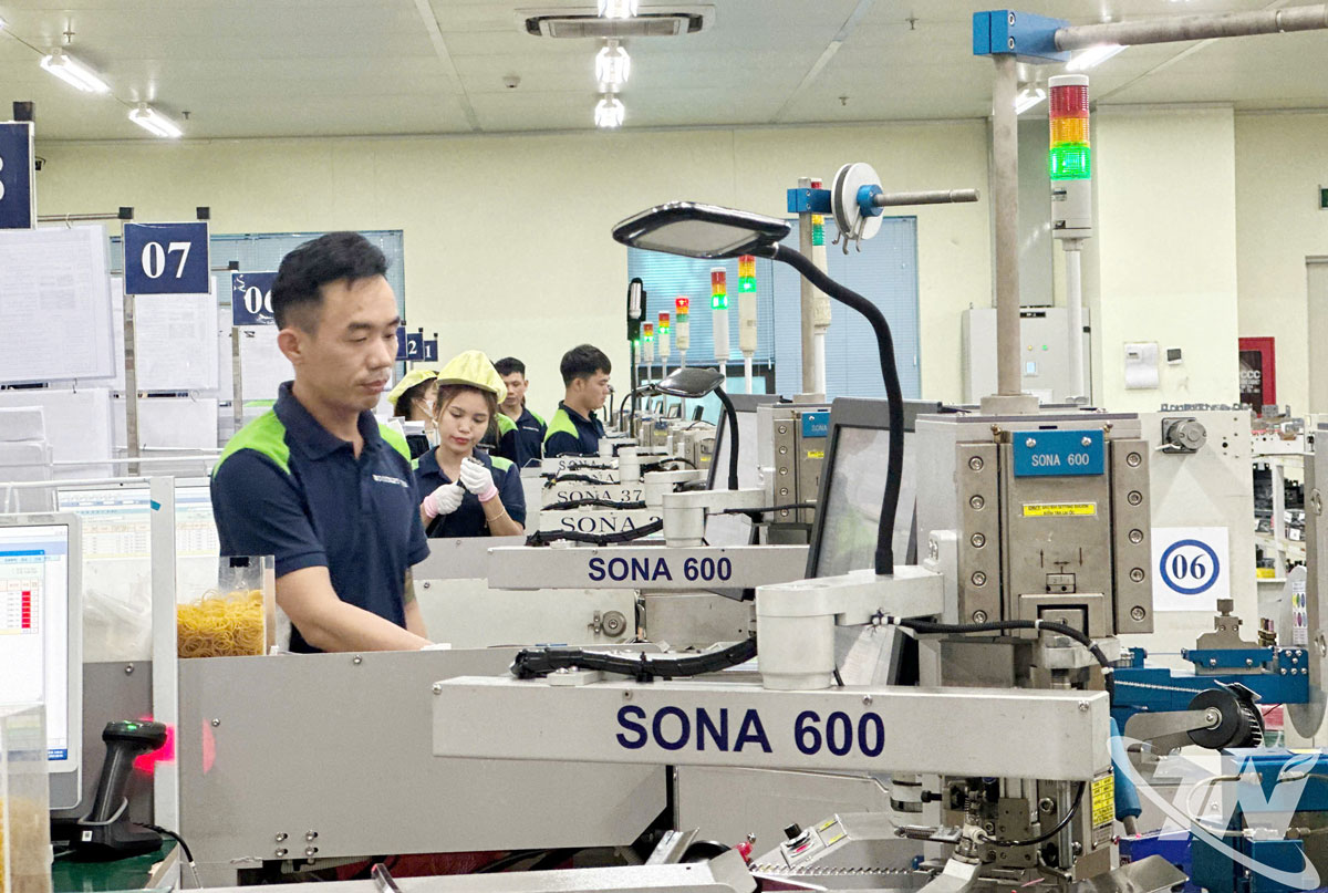 C&ocirc;ng nh&acirc;n vận h&agrave;nh d&acirc;y chuyền sản xuất linh kiện điện tử