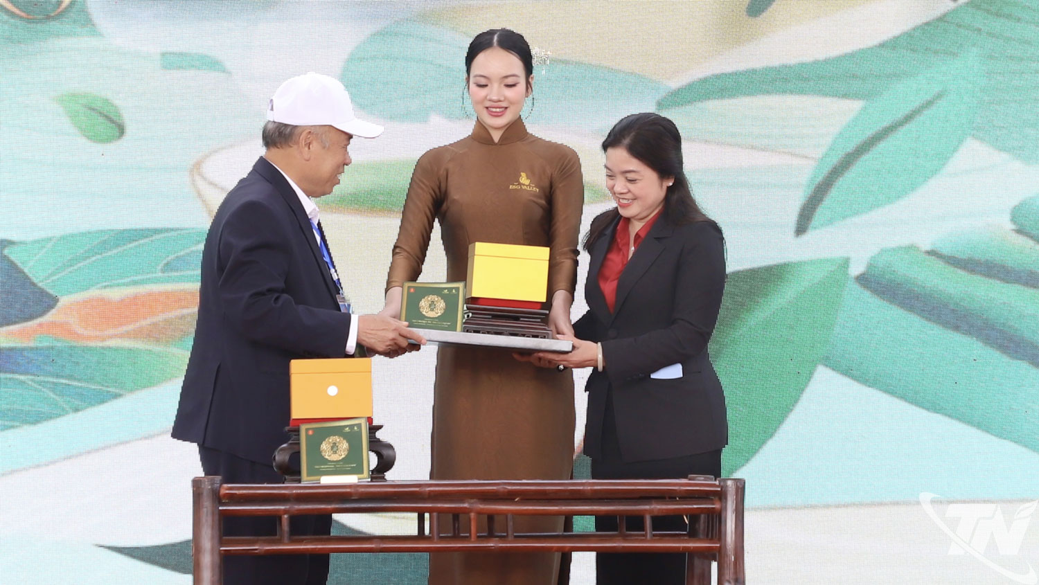 Đồng ch&iacute; Nguyễn Thị Loan, Ph&oacute; Chủ tịch UBND tỉnh trao sản phẩm tr&agrave; được kh&aacute;ch h&agrave;ng đấu gi&aacute; 150 triệu đồng