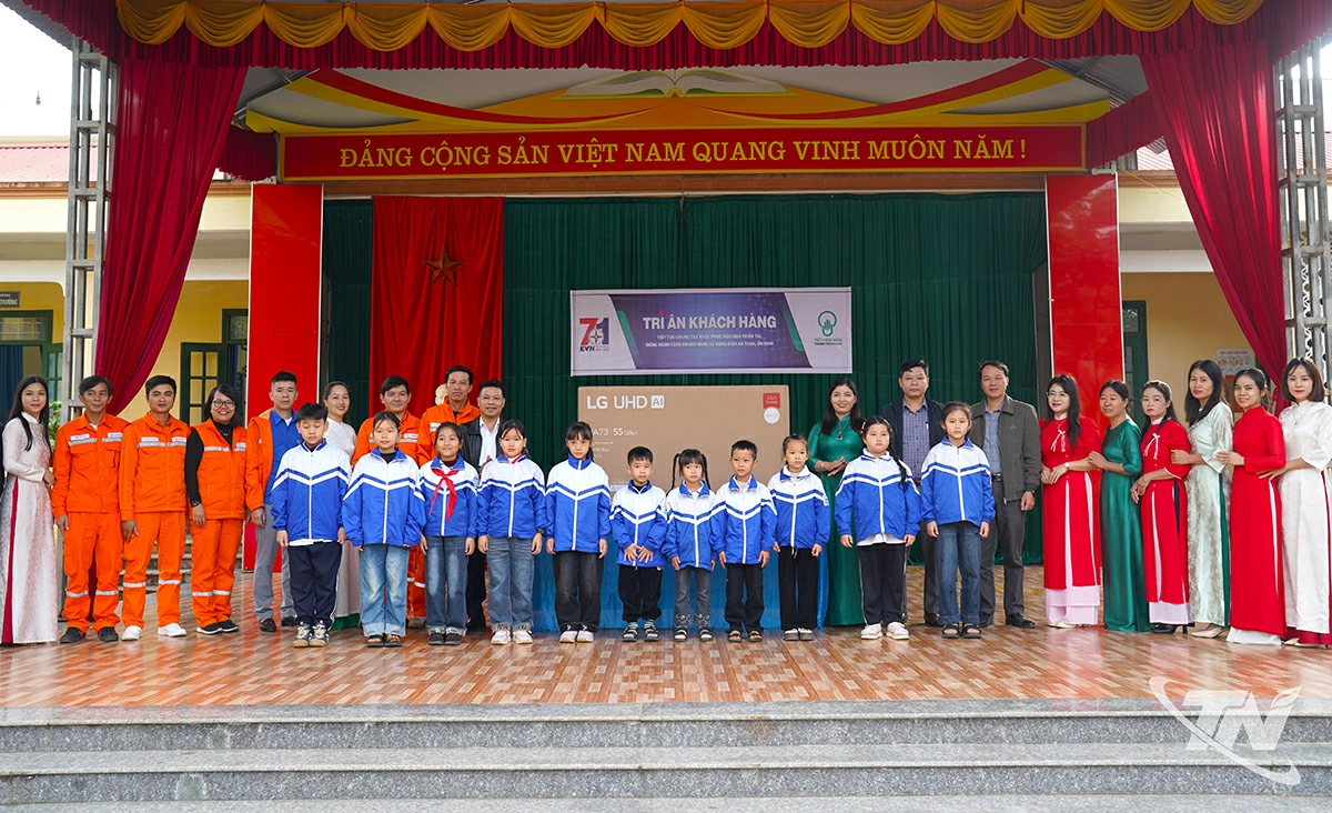 Điện lực khu vực Định Ho&aacute; tặng qu&agrave; cho Trường tiểu học Sơn Ph&uacute;, x&atilde; B&igrave;nh Th&agrave;nh