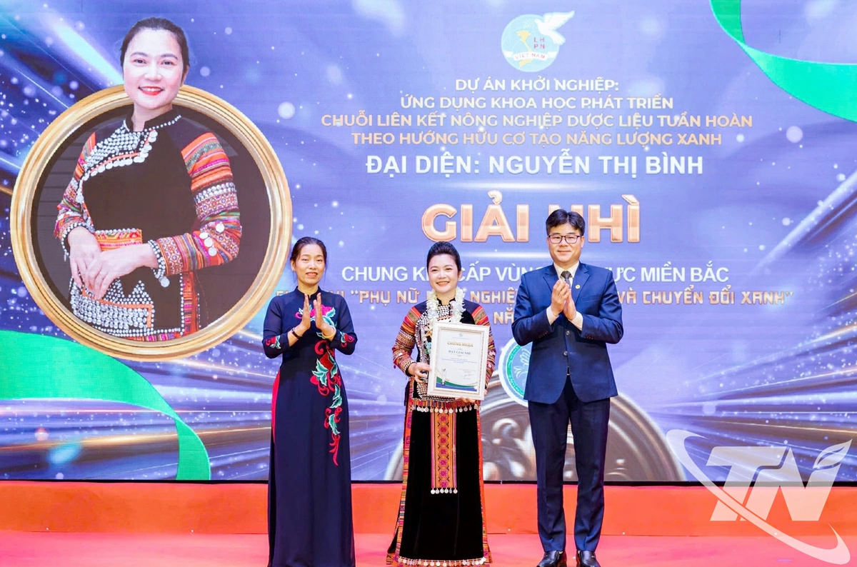 Chị Nguyễn Thị Bình, Giám đốc HTX Dược liệu Thiên Phúc nhận Giải Nhì Cuộc thi “Phụ nữ khởi nghiệp sáng tạo và chuyển đổi xanh” khu vực miền Bắc năm 2025.