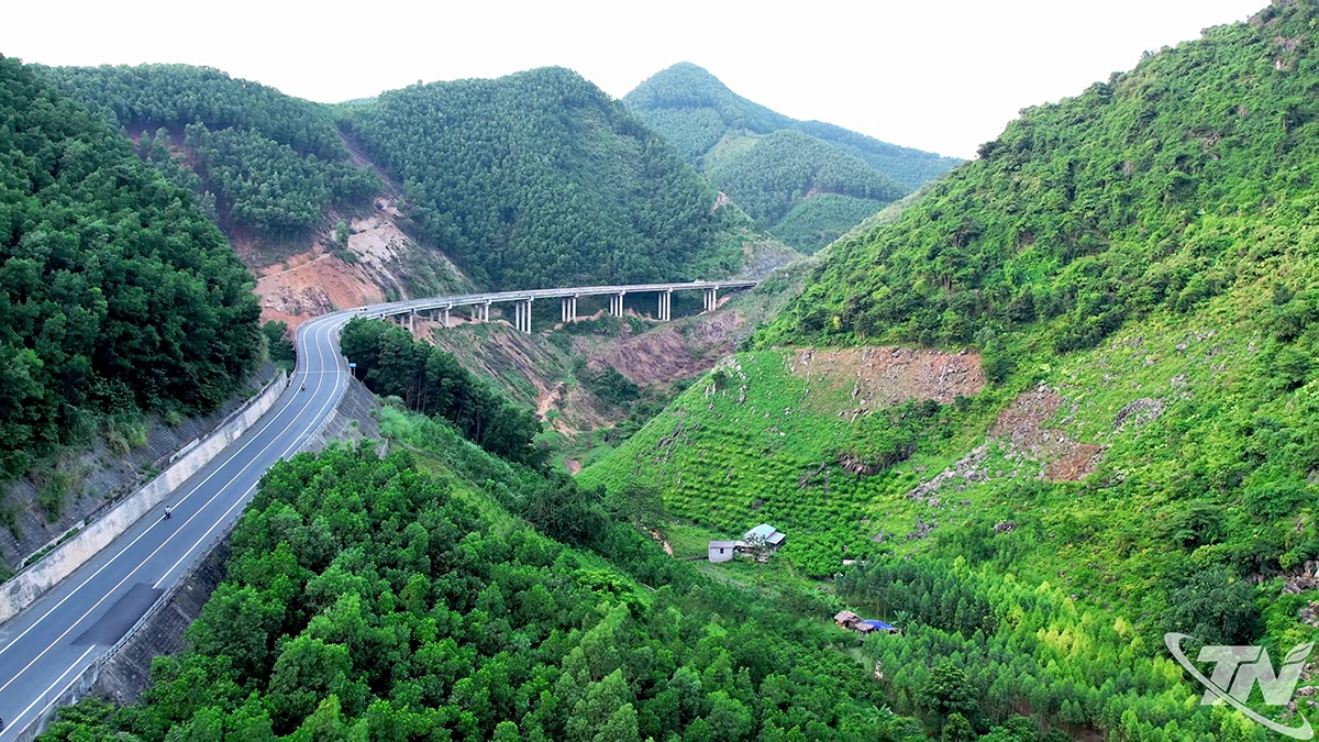 Các dự án giao thông kết nối đang mở ra cơ hội khai thác hiệu quả tiềm năng, lợi thế của Thái Nguyên sau hợp nhất. Trong ảnh:Tuyến cao tốc Thái Nguyên - Chợ Mới đoạn qua xã Phú Lương.