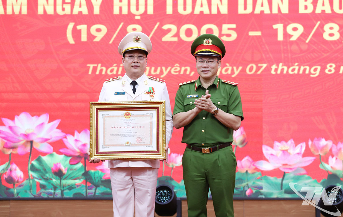 Thượng tướng Nguyễn Văn Long trao tặng Huân chương Bảo vệ Tổ quốc hạng Ba cho Thiếu tướng Bùi Đức Hải, Ủy viên Ban Thường vụ Tỉnh ủy, Giám đốc Công an tỉnh Thái Nguyên.