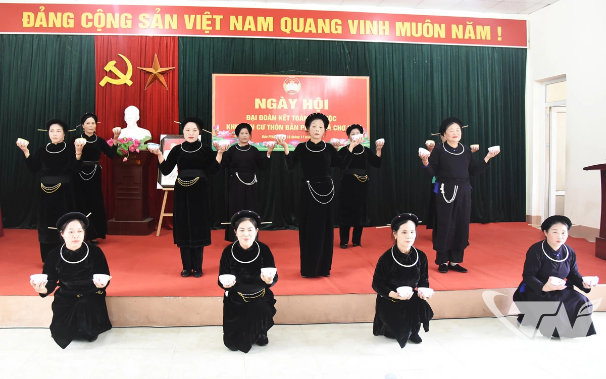 Tiết mục múa bát của đồng bào dân tộc Tày thôn Bản Piềng.