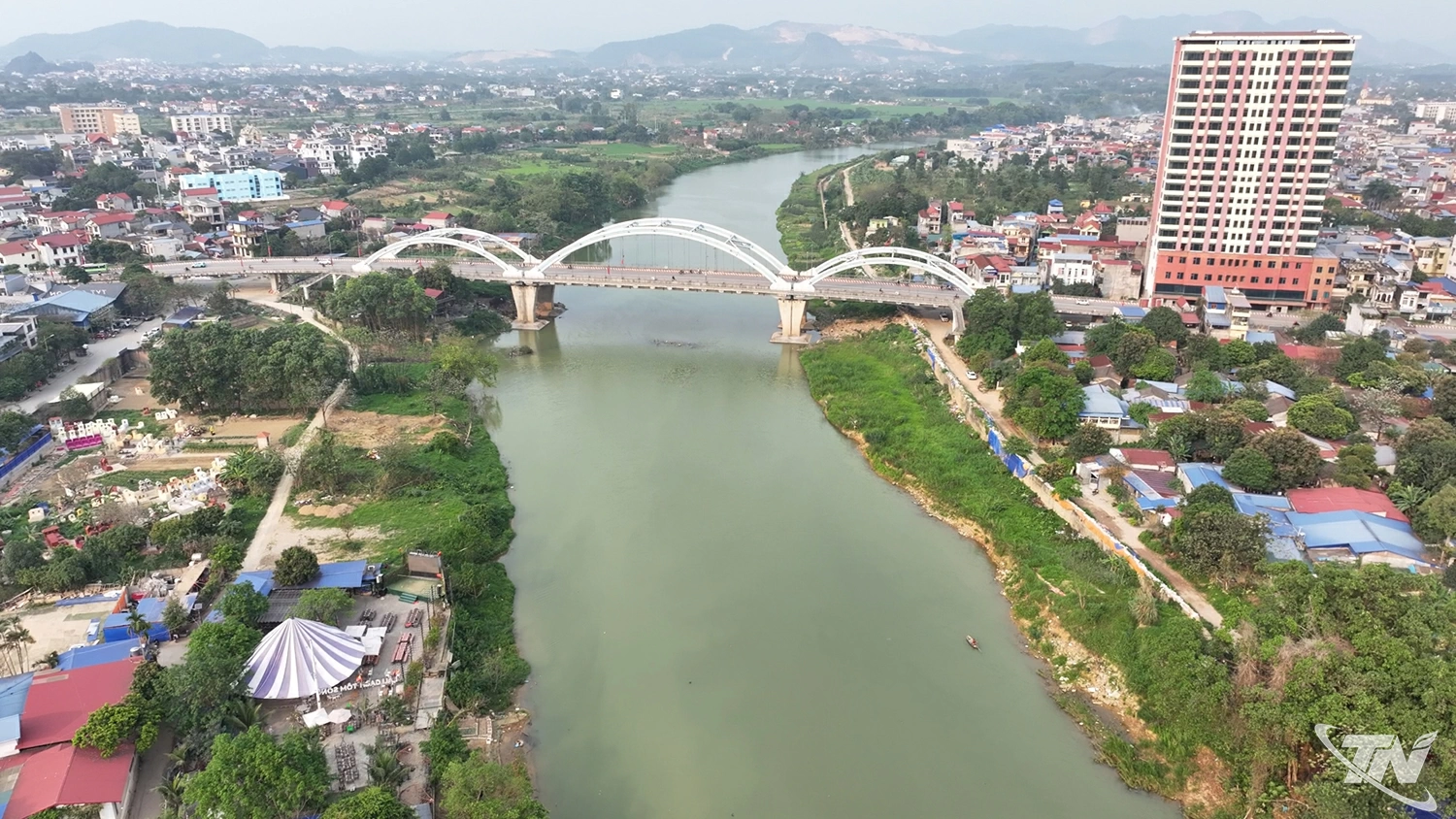 Hiện trạng dòng sông Cầu khu vực cầu Bến Tượng.